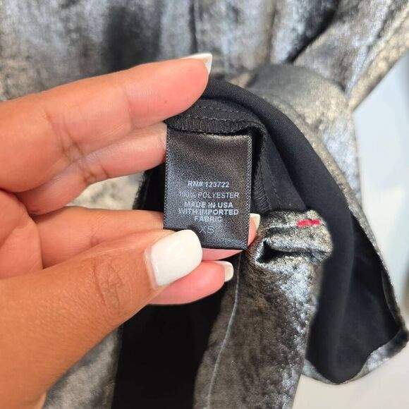 Xirena Farrah Top Women's XS Metallic Silver Gray Long Sleeve 100% Polyester Blo - Picture 4 of 6